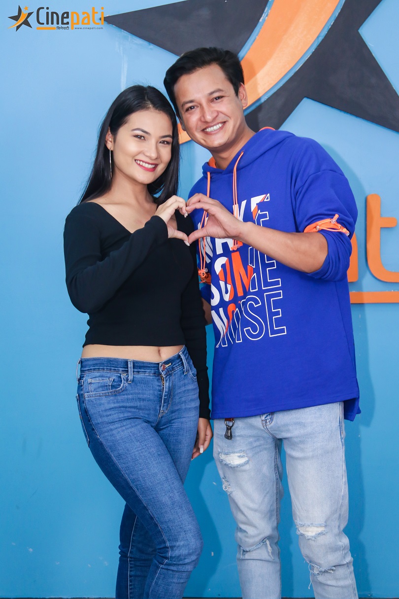 फ्रेममा सलोन र स्मिताको जोडी