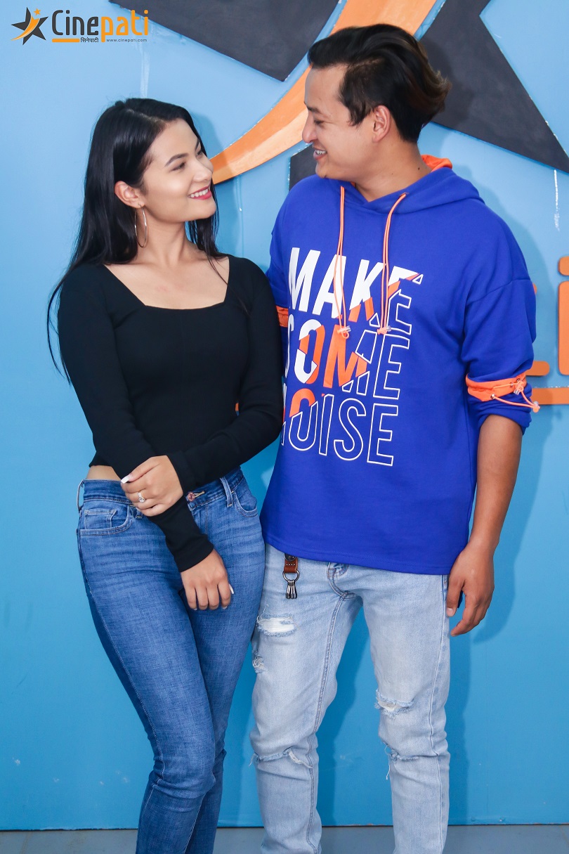 फ्रेममा सलोन र स्मिताको जोडी