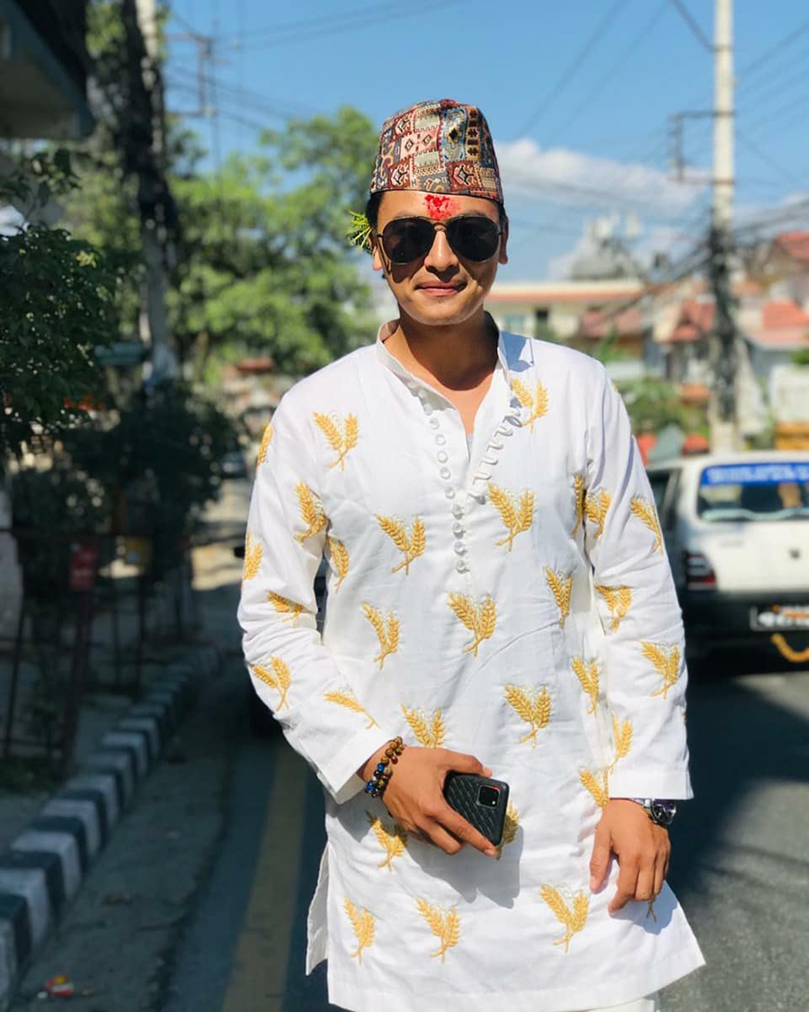 कसरी मनाए कलाकारले दशैँ ? (फोटो फिचर)