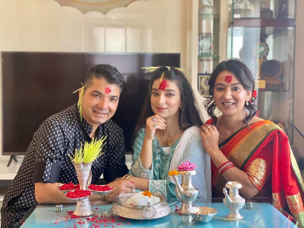 कसरी मनाए कलाकारले दशैँ ? (फोटो फिचर)