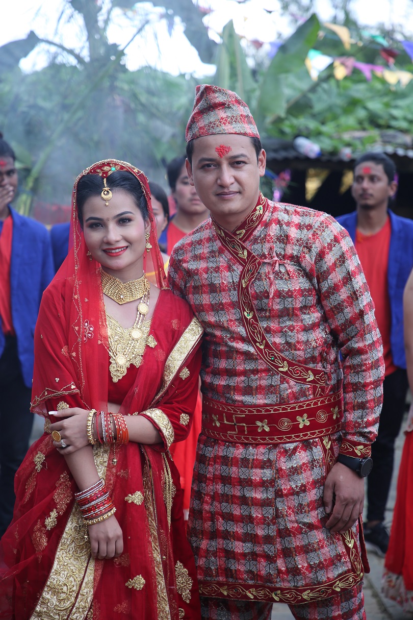 दुलहा दुलही बनेका सलोन र स्मिताको सुहाएको जोडी