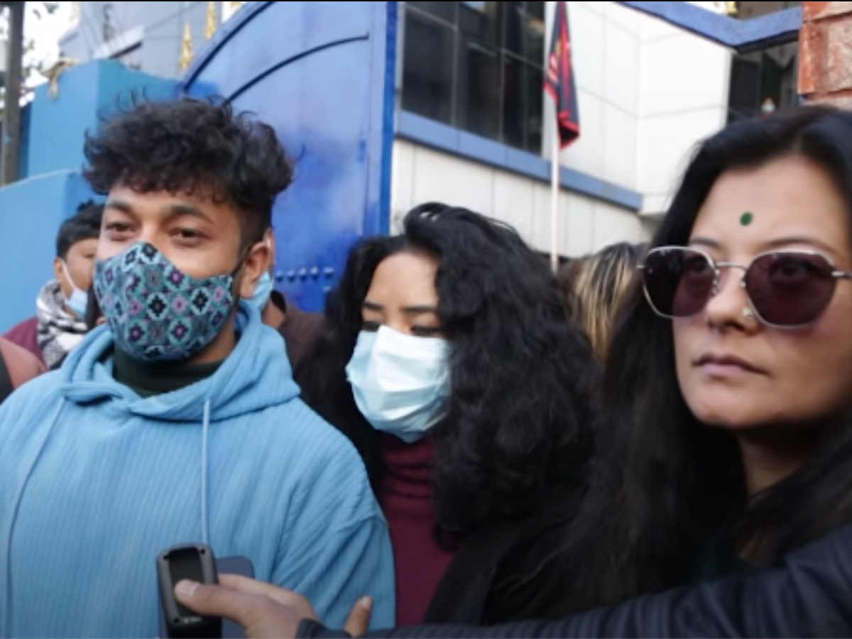 माफी मागेर टुंगियो सुष्मा, उत्सव र आरतीको विवाद 