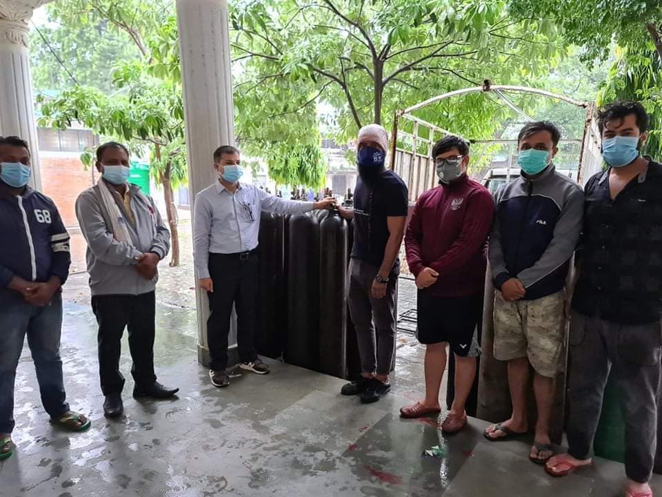 कोरोना अस्पताललाई कलाकार प्रमोद अग्रहरीको सहयोग