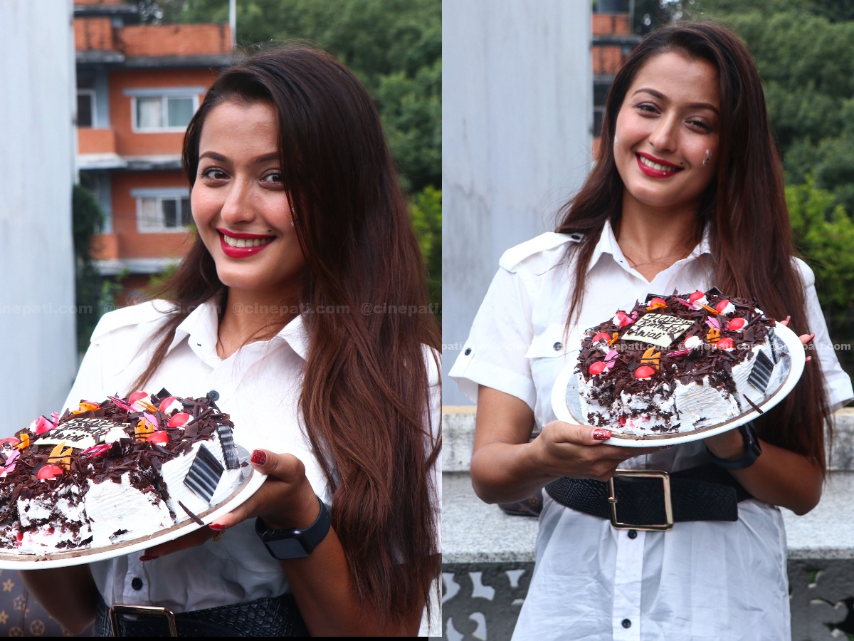 २५ वर्षको जन्मदिन मनाउँदै अञ्जलि