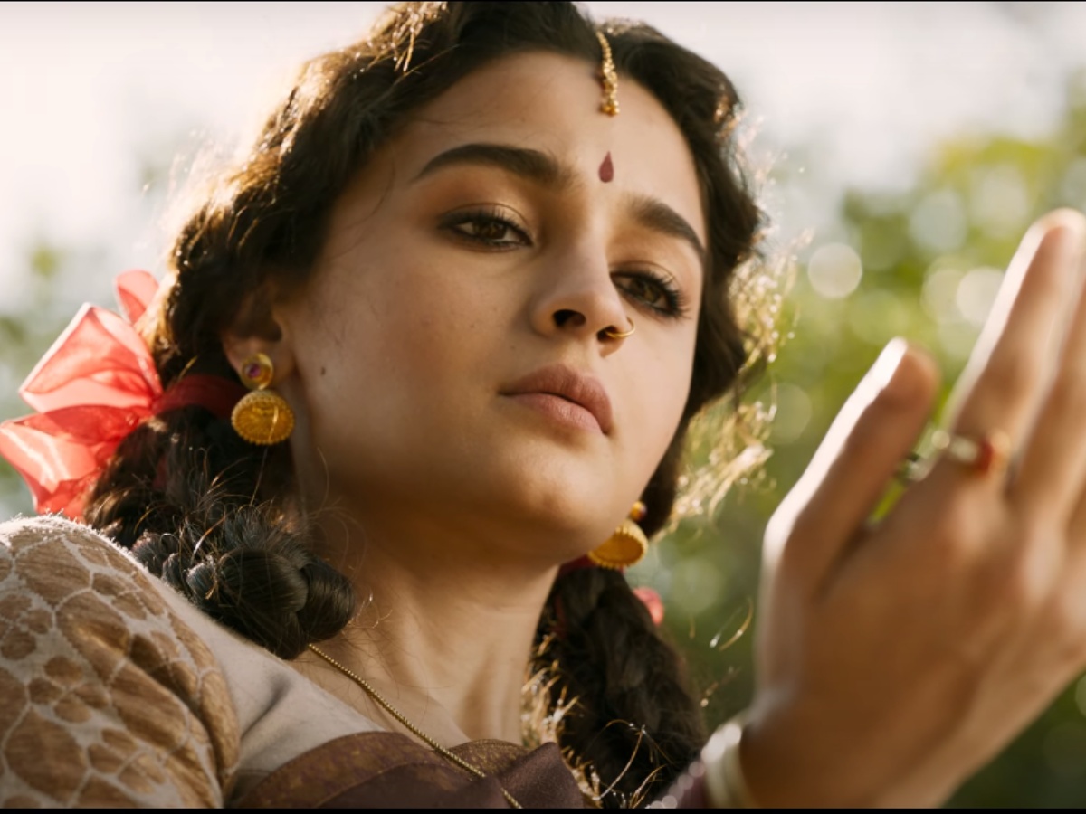 &lsquo;आरआरआर&rsquo; ट्रेलर लन्च , राम चरण देखी आलिया सम्म एक्सन अवतारमा 