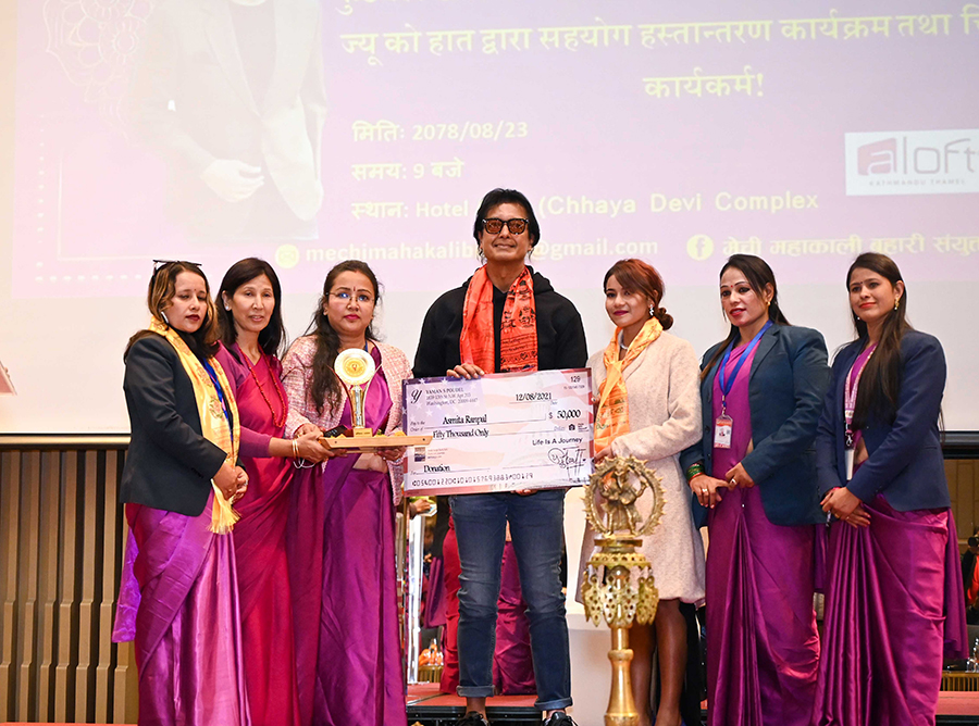 फुटबल खेलाडी अस्मिता रनपललाई राजेशले गरे ५०,००० रकम हस्तान्तरण