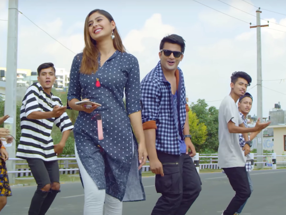 आकाश र गरिमाको &lsquo;तिमी काठमाडौँको&rsquo; (भिडियो)