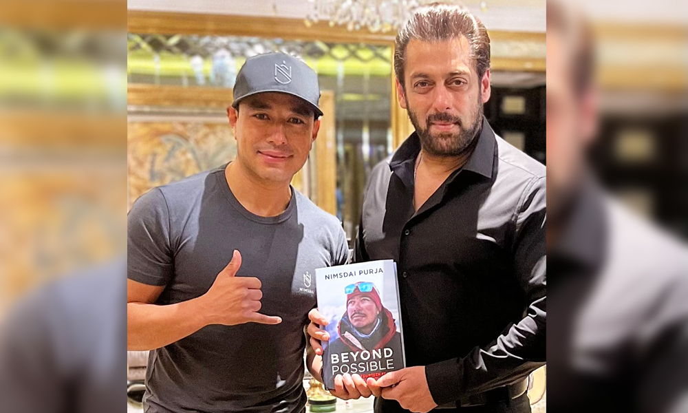 निर्मल पुर्जाले दिए सलमानलाई आफ्नो बायोग्राफी पुस्तक उपहार   