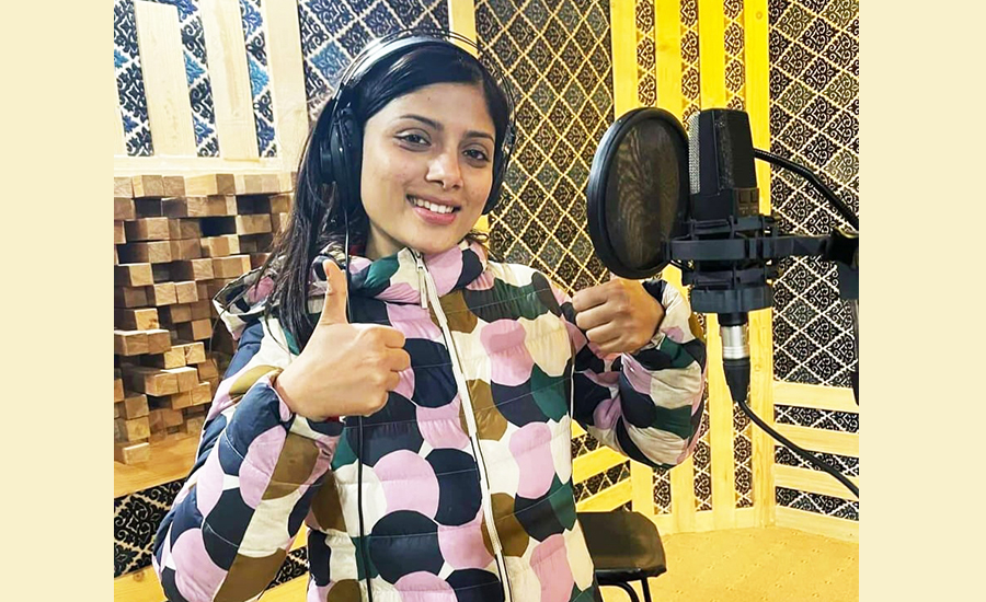 अस्मिताको आवाजमा 'हामी तीन भाइ' को गीत रेकर्डिङ सुरु