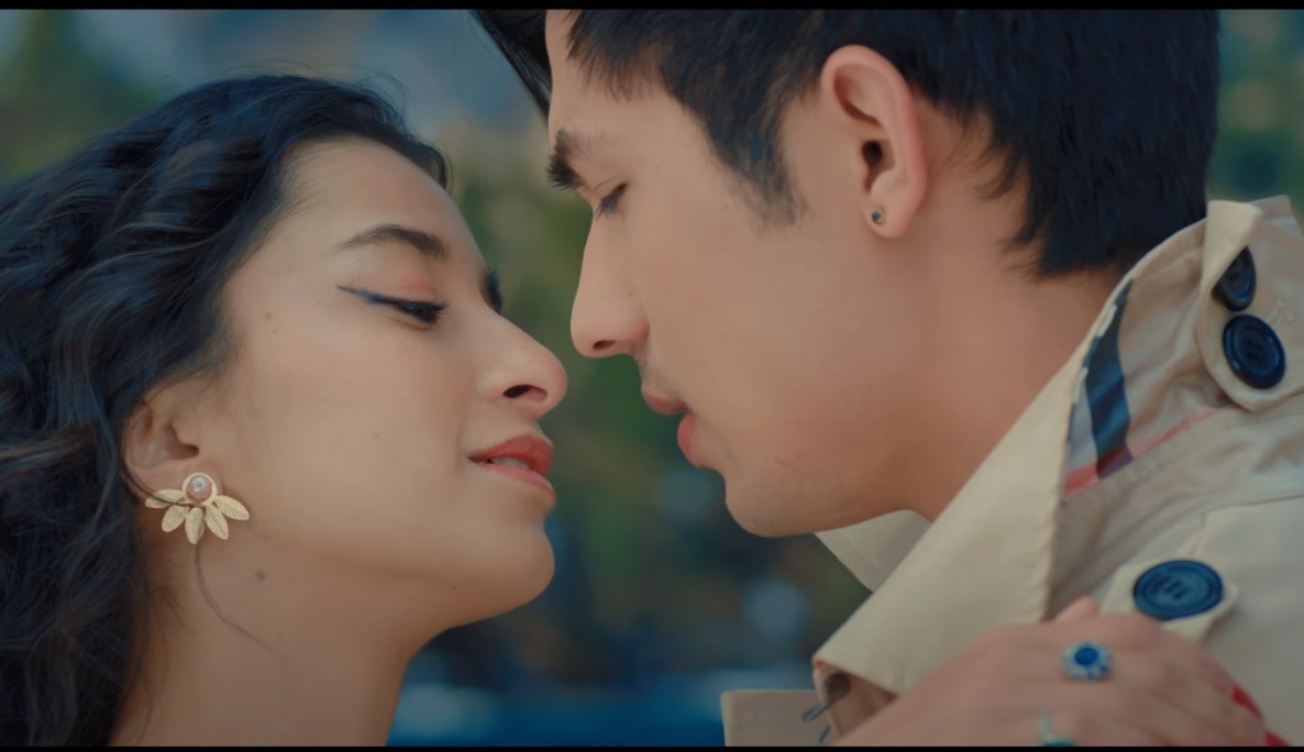 टाइटल गीत 'फूलको थुँगा' मा अनमोल सँग रोमान्टिक सुहाना (भिडियो) 