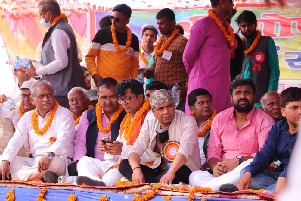 कलाकार राजपाल यादव सर्लाहीमा , ५६ किलोको मालाले सम्मान