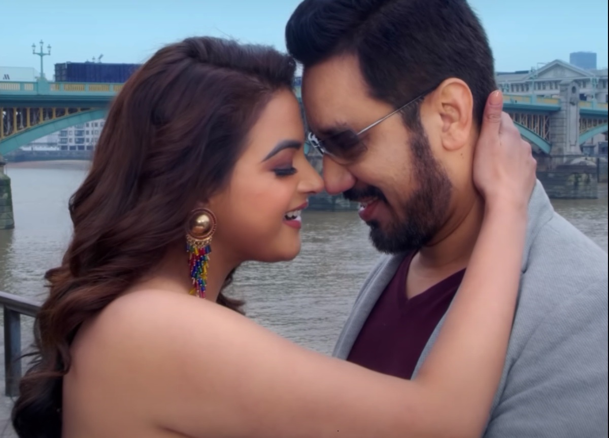 &lsquo;हेल्लो जिन्दगी&rsquo;को &lsquo;कता-कता&rsquo; मा विक्रम सँग रोमान्टिक दीपिका (भिडियो)