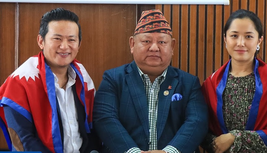 गायक राजु लामा र नायिका दिया पुनले सगरमाथा आरोहण गर्ने