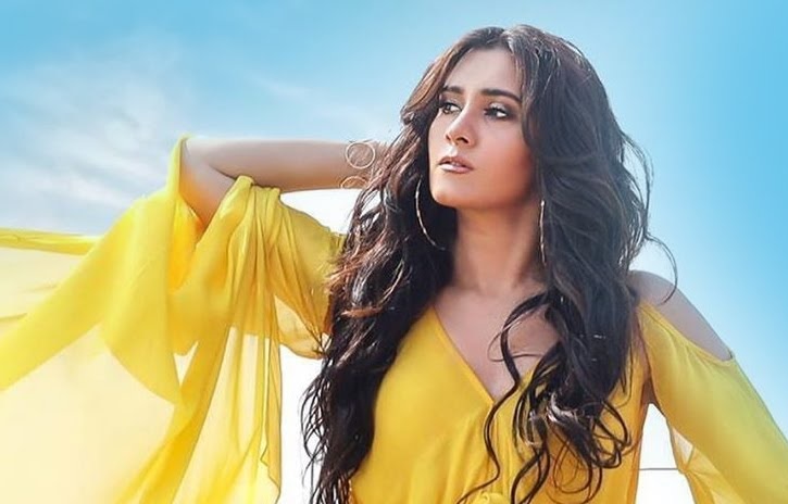 बलिउड गायिका आस्था गिलले काठमाडौँमा प्रस्तुति दिँदै      