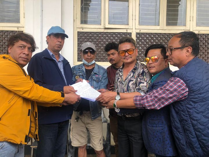 विदेशी फिल्ममाथि कडाइ गर्न माग गर्दै विकास बोर्डमा सिनेकर्मीले बुझाए ज्ञापनपत्र