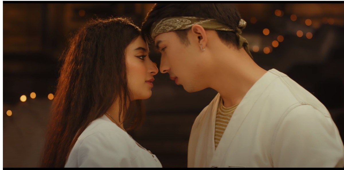  &lsquo;ए मेरो हजुर ४&rsquo;को गीत 'तिमी र म' मा रोमान्टिक मुद्रामा अनमोल र सुहाना (भिडियो)