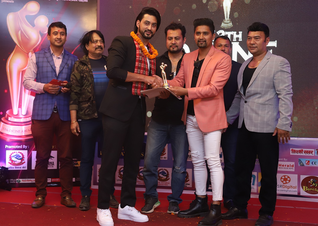 १२ औँ डी सिने अवार्ड&rsquo;: खलपात्रको अवार्ड प्रकाश शाहलाई