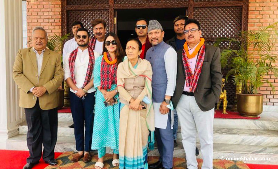 कांग्रेसी कलाकार : भुवन केसी, श्वेता खड्का र रवीन्द्र खड्का कांग्रेस प्रवेश