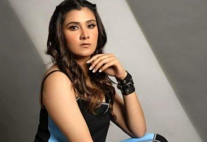 बलिउड गायिका आस्था गिलले काठमाडौँमा प्रस्तुति दिँदै