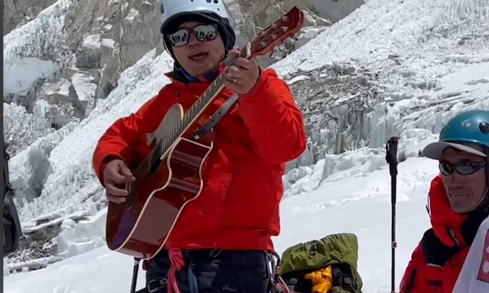 राजु लामाले गरे सगरमाथामा एकल कन्सर्ट