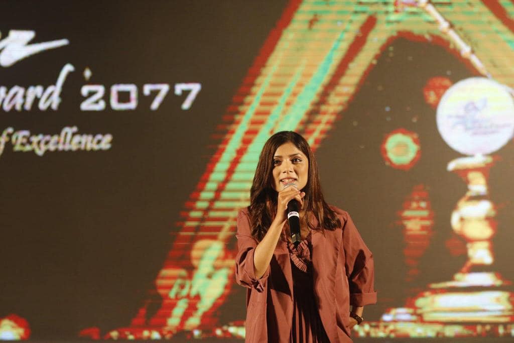  &lsquo;छिन्नलता प्रतिभा पुरस्कार २०७९&rsquo; गायिका अस्मितालाई प्रदान गरिँदै 