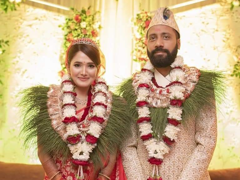   दुलही बन्दा यस्ती देखिन् इन्दिरा