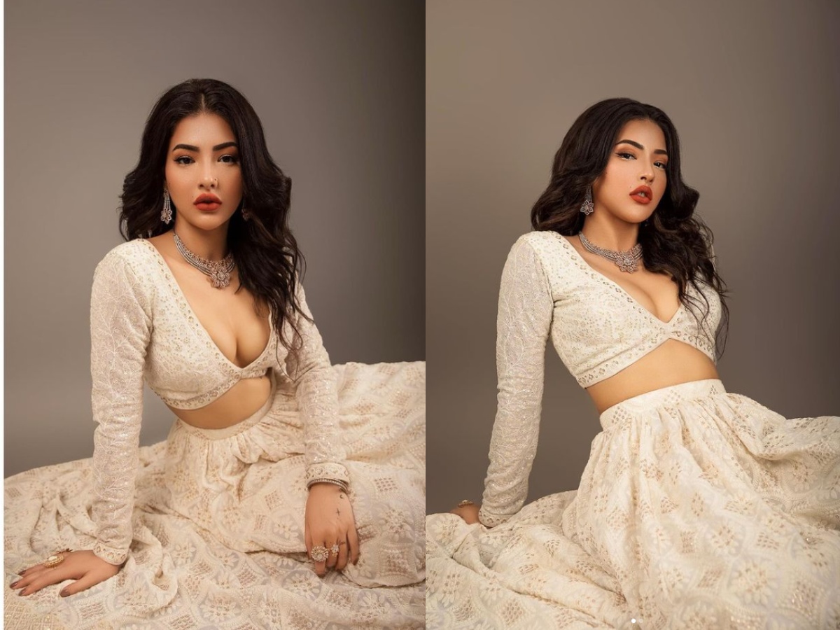 लेहेङ्गामा बोल्ड साम्राज्ञी