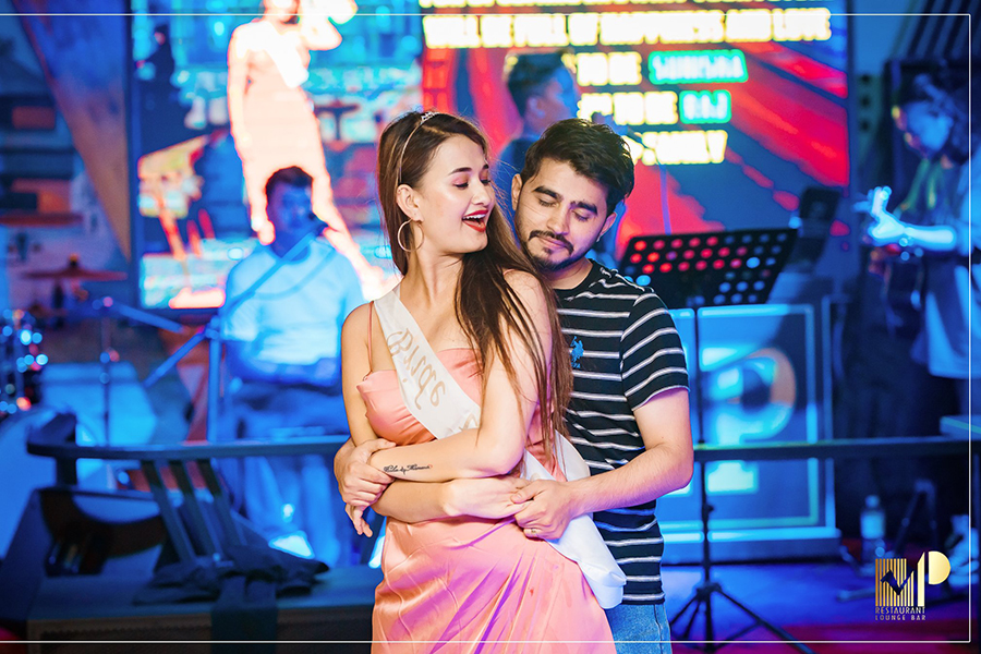 ब्याचलर पार्टीमा रोमान्टिक बनेका राज र सुनिशा 