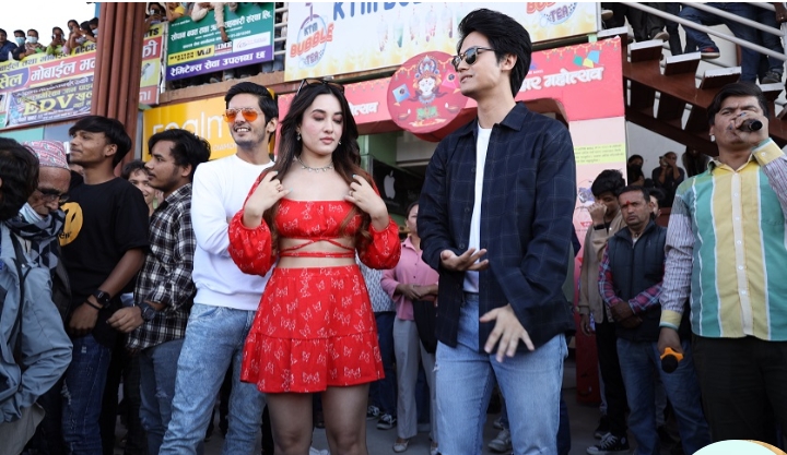 धिरज र अदितिको क्रेज , "आइ लव यु "भन्ने देखि "अटोग्राफ" लिने सम्मको भिड  