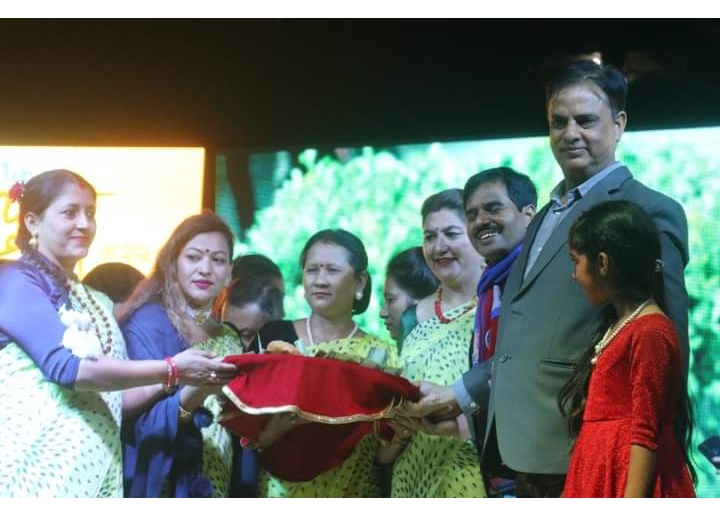  "महापुरूष" टिमले खेले देउसी भैलो 