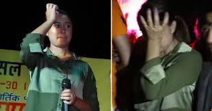 टिकटक चलाएर इज्जत जाँदैन भन्दै स्टेजबाट रुँदै निस्किन् रचना रिमाल