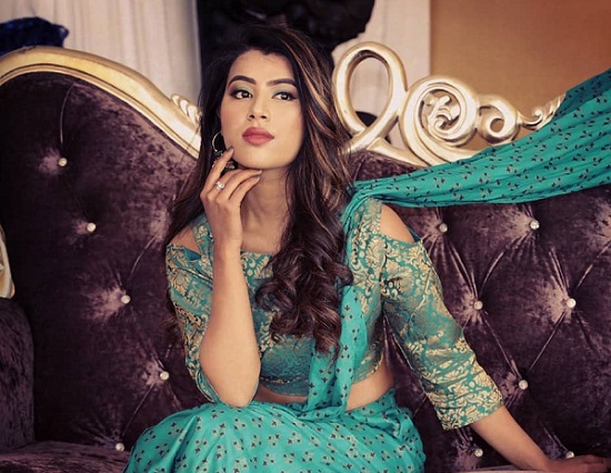 नायिका रिस्ता कोर्ट म्यारिज गर्दै 