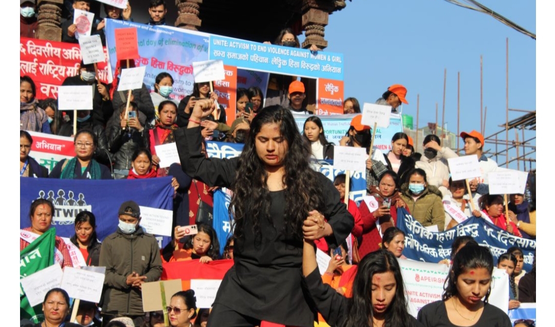 वसन्तपुरमा नाटक &ldquo;अब हामी सहदैनौं&rdquo; मंचन