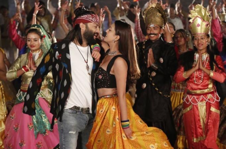 &lsquo;डिसेम्बर फल्स&rsquo;को &lsquo;चार घण्टा कुरेको&rsquo; गीतमा रोमान्टिक आर्यन र उपासना