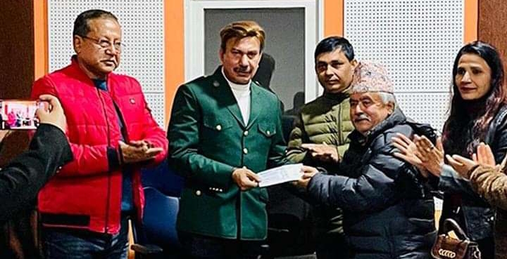 स्वास्थ्य बीमा रकम पाउने पहिलो कलाकार रामचन्द्र अधिकारी 