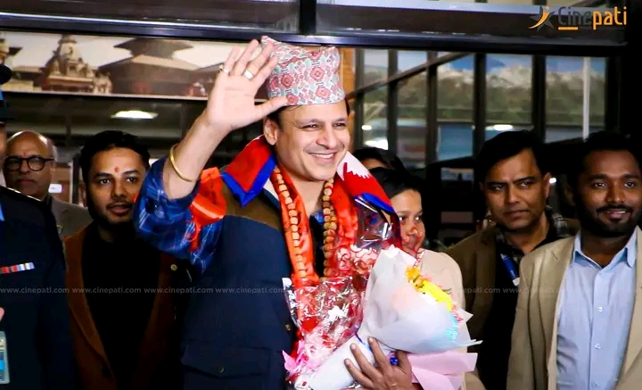 नेपाल आइपुगे बलिउड अभिनेता विवेक , ढाका टोपीमा गरीयो स्वागत 
