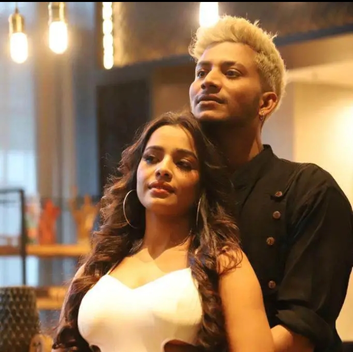  "मायामा यस्तो किन" मा रोमान्टिक नाजिर र कविता (भिडियो)