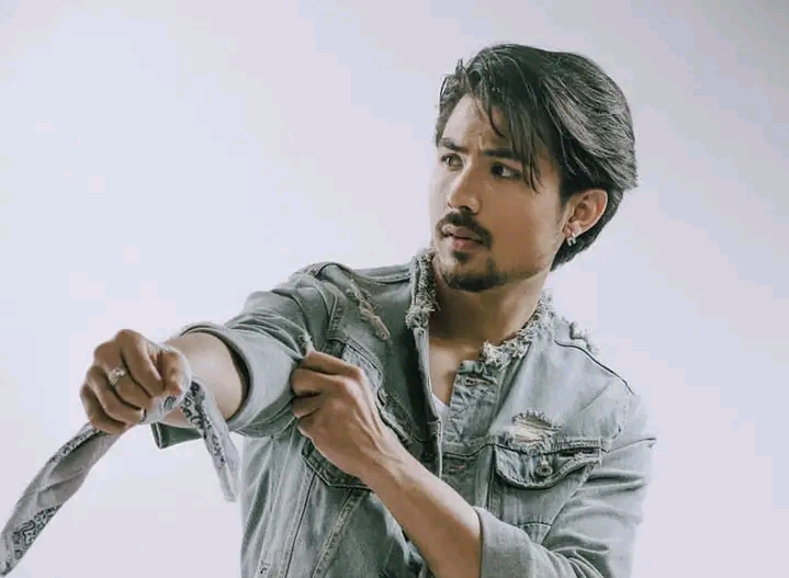 `छ्ड्के २&acute; फ्लप भएपछि अनमोलले मागे दर्शकसंग माफी 