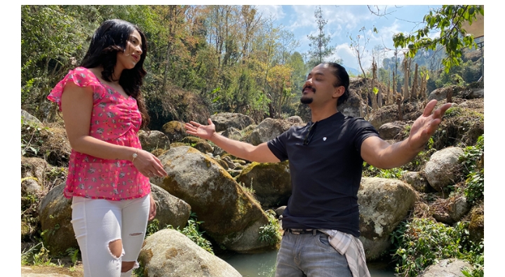 काभ्रेको बेथान्चोकमा &lsquo;नांगो गाउँ&rsquo; को सुटिङ्ग ,साम्राज्ञीसँग रोमान्टिक कर्मा