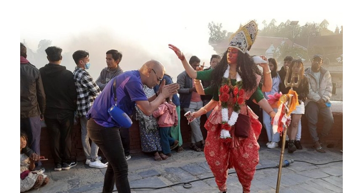 `पशुपति प्रशाद २&acute; मा दुर्गा अवतारमा स्वस्तिमा