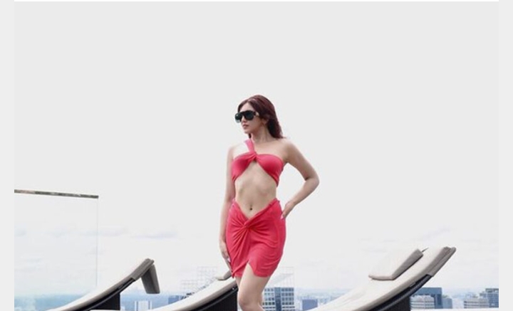 सिंगापुरमा रातो बिकिनीमा खुलेकी आँचल