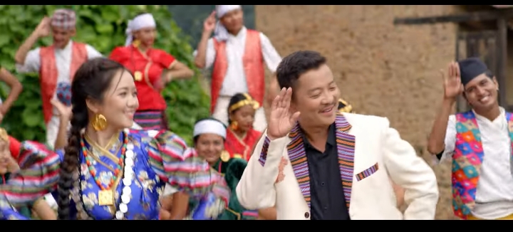 &lsquo;नाङ्गो गाउँ&rsquo; को &lsquo;सुन सुन सुन्दरी&rsquo; गीतमा रोमान्टिक दया र मिरुना (भिडियो)