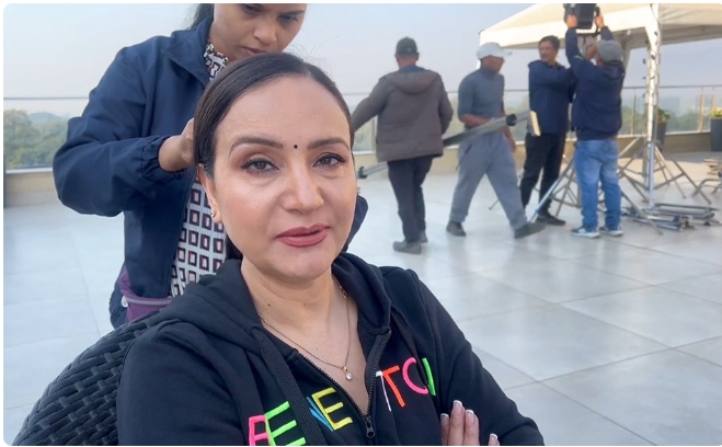  `ह्रस्व दीर्घ&acute; को सेटमा जोडिइन् नायिका विपना 