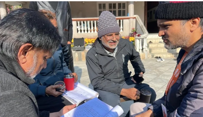 `महाजात्रा&acute; को सेटमा फर्किए भिरबाट खसेर घाइते भएका अभिनेता प्रकाश घिमिरे