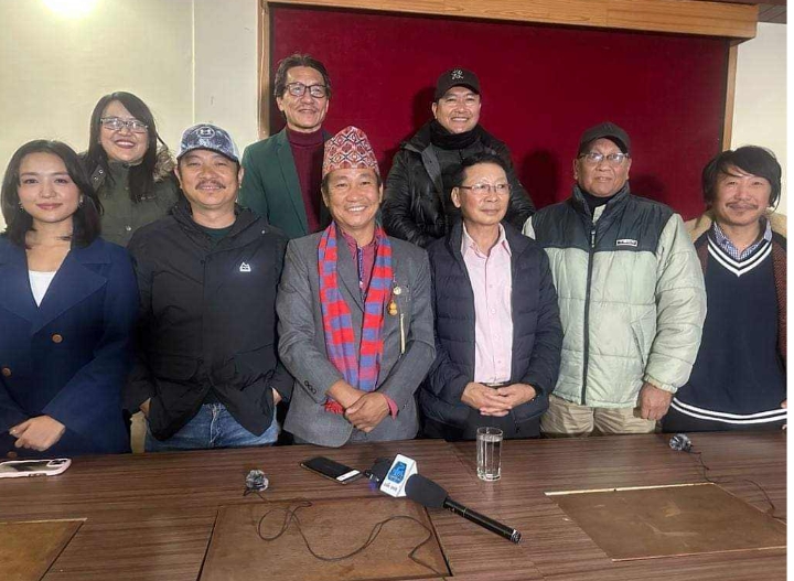 हर्क सम्पाङलाई सहयोग गर्दै दया देखी राजेशसम्म