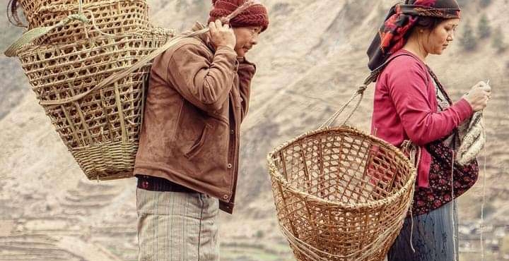 &lsquo;घरज्वाइँ&acute; पोस्टर: डोको र नाम्लोमा देखिएका दया र मिरुना 