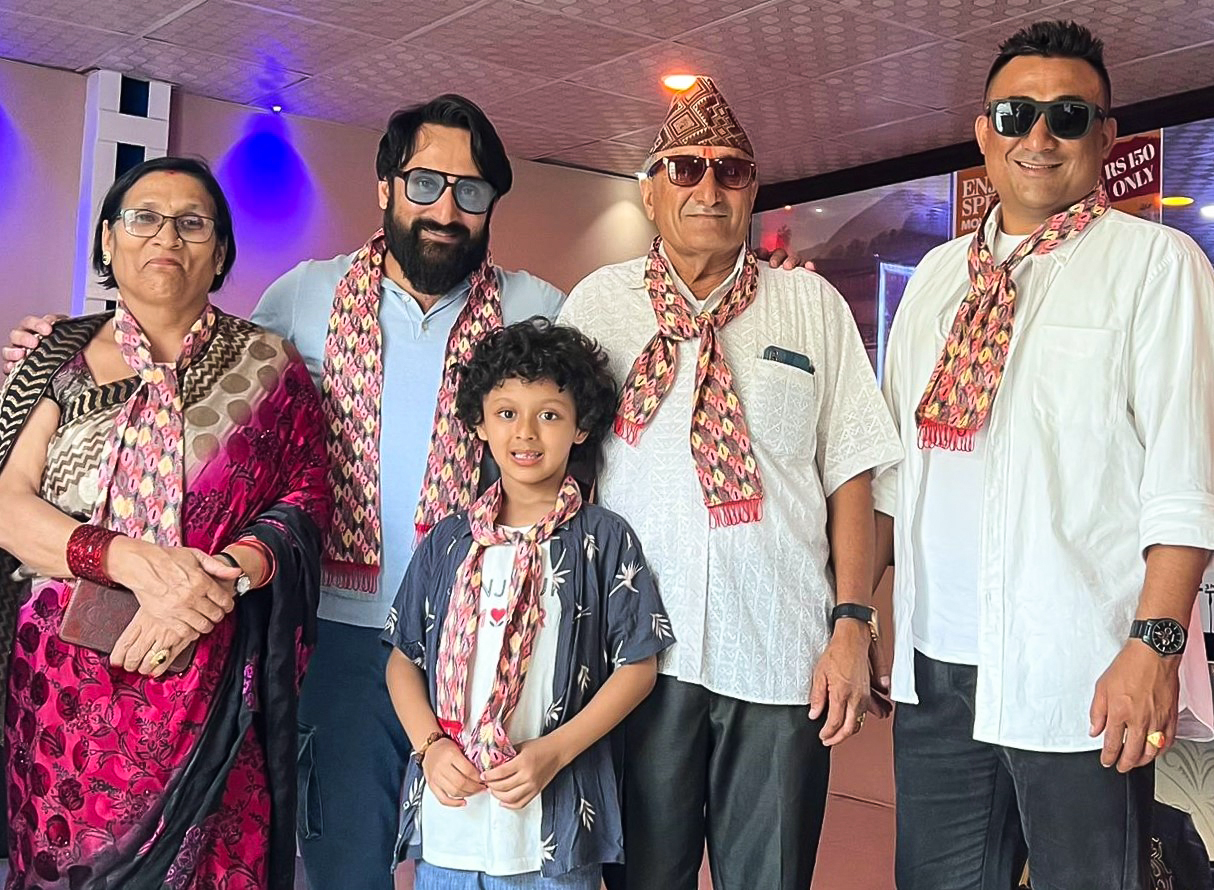 'चित्रा'को पोखरामा विशेष प्रदर्शनी, परिवारसँग सन्तोषले हेरे फिल्म 