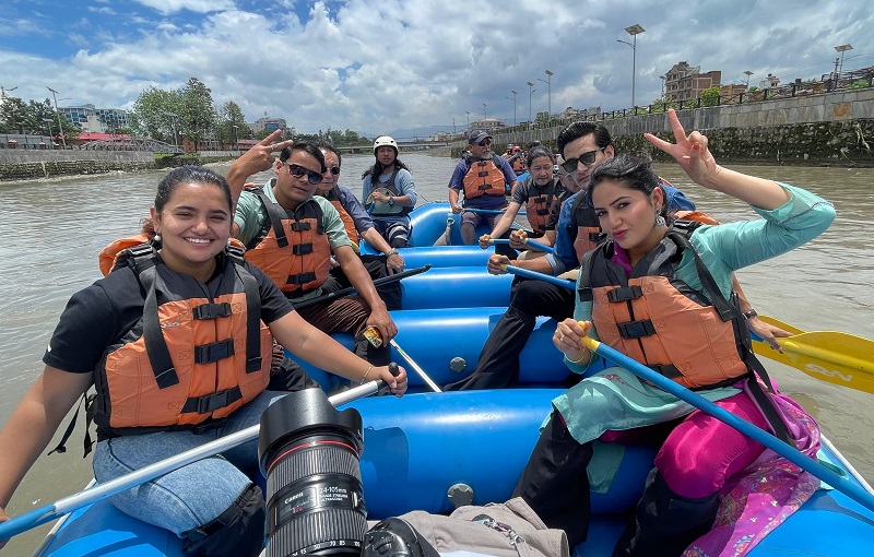 कलाकारहरूले गरे बागमती नदीमा र्&zwj;याफ्टिङको शुभारम्भ