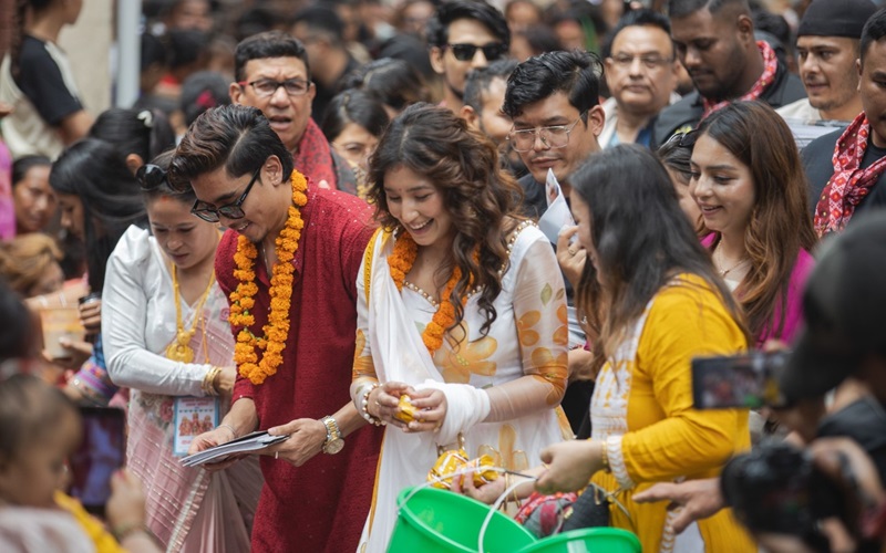 बनेपामा आँचल र विवेकले गरे &lsquo;कन्या पूजा&rsquo;