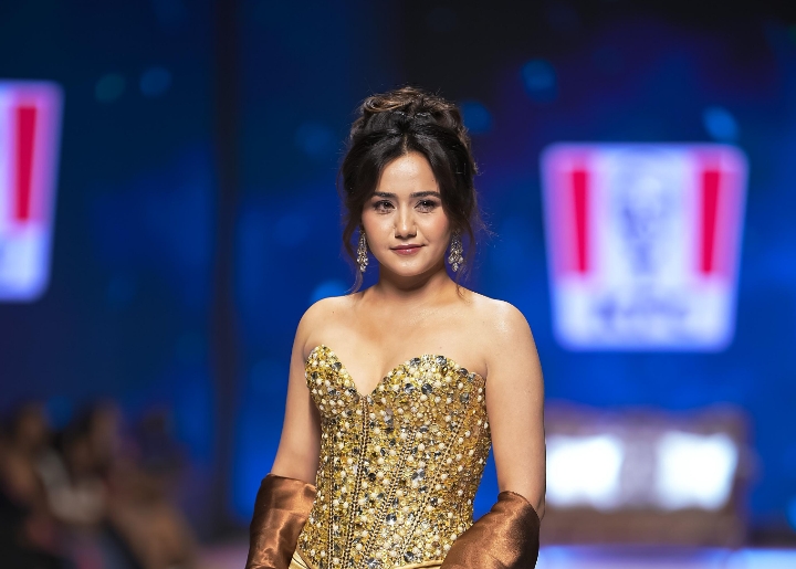 &lsquo;आइइसी डिजाइनर रनवे&rsquo;को र्याम्पमा देखिए चर्चित सेलिब्रेटीका क्याट्वाक 